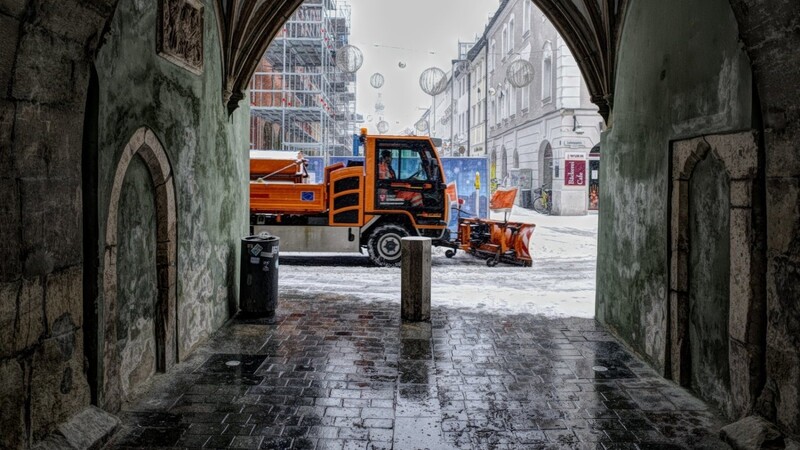 Rund 40 Mitarbeiter vom Bauhof, unterstützt von Kollegen aus der Stadtgärtnerei, sind im gesamten Stadtgebiet im Einsatz.