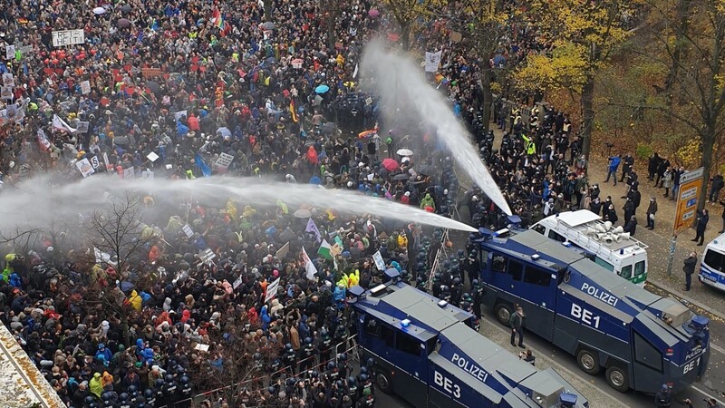 Bei einer Anti-Corona-Demonstration in Berlin wurden seitens der Polizei auch Wasserwerfer eingesetzt. Jürgen Köhnlein, Vorsitzender des Bayerischen Landesverbandes der Polizeigewerkschaft, ist sich darüber im Klaren, dass so etwas "immer unschöne Bilder erzeugt".