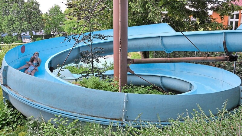 Gern genutzt nicht nur von den jungen Freibadbesuchern ist die Wasserrutsche, die nach gut drei Jahrzehnten durch eine neue ersetzt wird. Die Inbetriebnahme ist aber erst für 2023 vorgesehen.