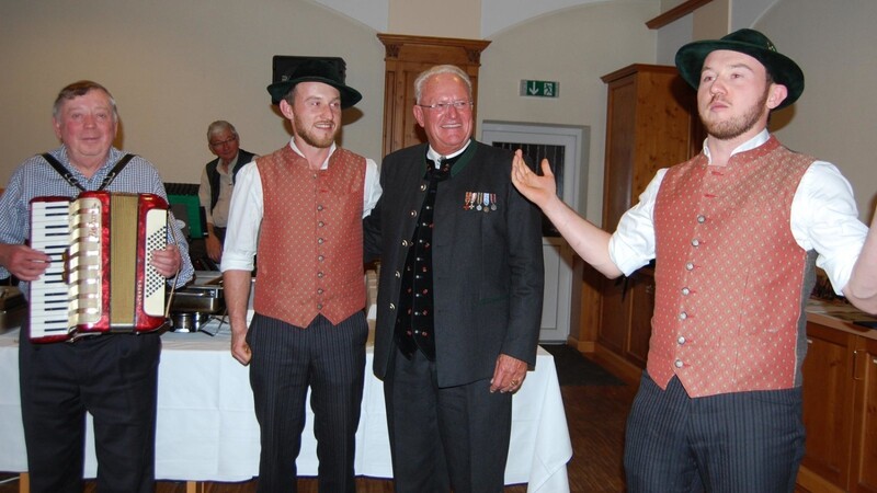 Jubilar Wolfgang Wagner mit den Gessler-Buam und Schorsch Reindl.