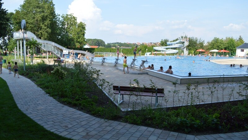 Das Freibad Rottenburg soll laut Bürgermeister Alfred Holzner öffnen, um den Badegästen eine "gewisse Normalität" zu bieten.