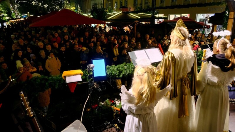 Christkind Corinna Mühlbauer spricht ihren Prolog.