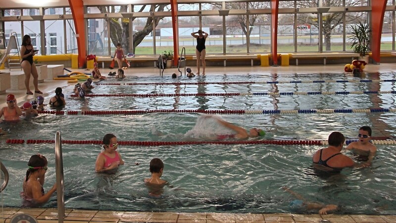 Die Schwimmkurse des SSC Landau laufen inzwischen auch während der Pandemie reibungslos. Kinder und Eltern tragen die coronabedingten Kontrollen mit.