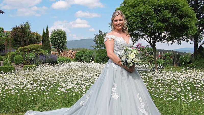 Eine lange Schleppe ziert das Kleid, das sich Annabell Prager ausgesucht hat.