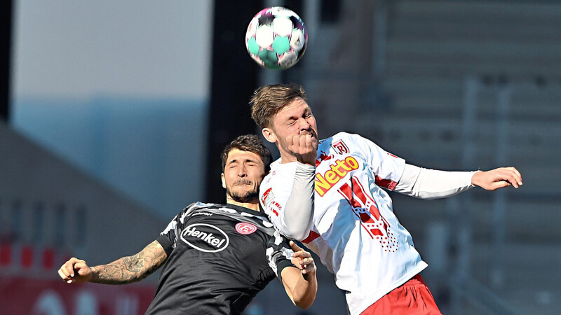 Wieder auf Augenhöhe begegnen werden sich wohl am Samstag am Rhein Fortuna Düsseldorfs Abwehrspieler Matthias Zimmermann (l.) und Jahn-Stürmer Andreas Albers.