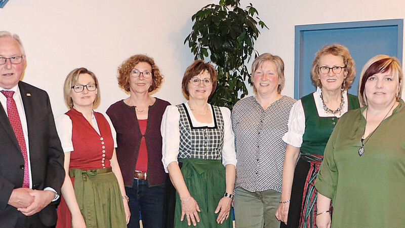 Blickten auf 20 Jahre Büchereigeschichte zurück (v.l.): dritter Bürgermeister Hans-Peter Deifel, Bürgermeister Sebastian Satzl und das Büchereiteam mit Anita Lackermeier, Birgit Nadler, Anna Niederauer, Doris Dachs, Juliane Scholz, Gabi König, Barbara Meiler sowie Anneliese Hofer.