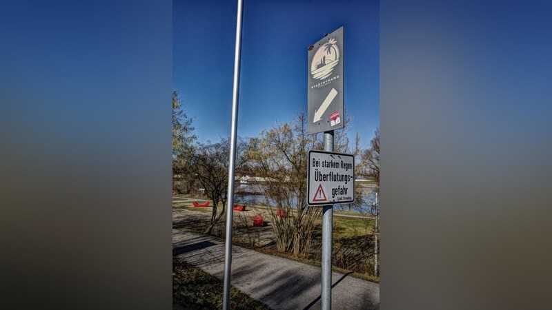 Der Donaustrand befindet sich an der Uferstraße, gleich daneben liegt das neue Gebäude des TUM-Campus. Für Studenten könnte der Stadtstrand eine attraktive Freizeitmöglichkeit sein.