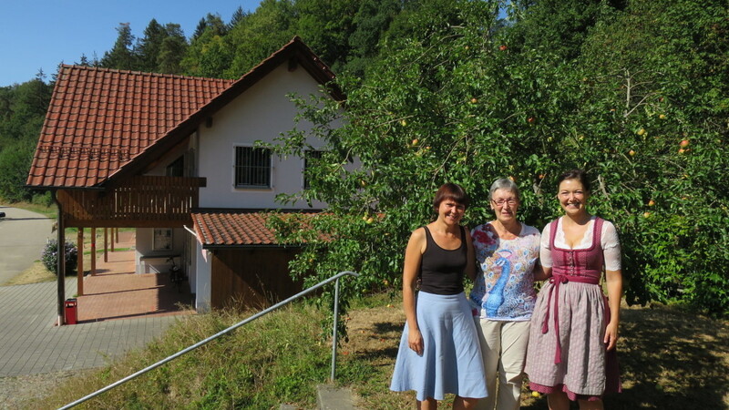 Vorsitzende Kornelia Baumgartner (Mitte) mit Sabine Boxan (links) und Rebecca Wagner. Ab Ende Oktober organisieren sie im Vereinsheim des TSV im Gschwelltal monatliche Gruppenstunden für Kinder von drei bis zehn Jahren. Außerdem starten sie hier zu Erkundungen in die freie Natur.