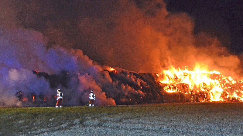 Bis eine stabile Löschwasserversorgung aufgebaut werden konnte, hatte ein großer Teil der Strohballen auf einem Feld an einer Gemeindeverbindungsstraße Feuer gefangen.