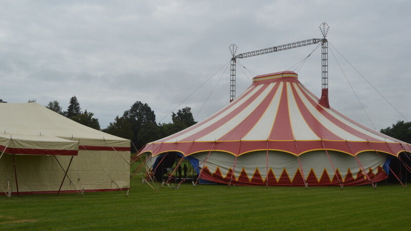 Der Mitmachzirkus Carl Brumbach gastiert im Rahmen des Ferienprogramms auf der Festwiese.