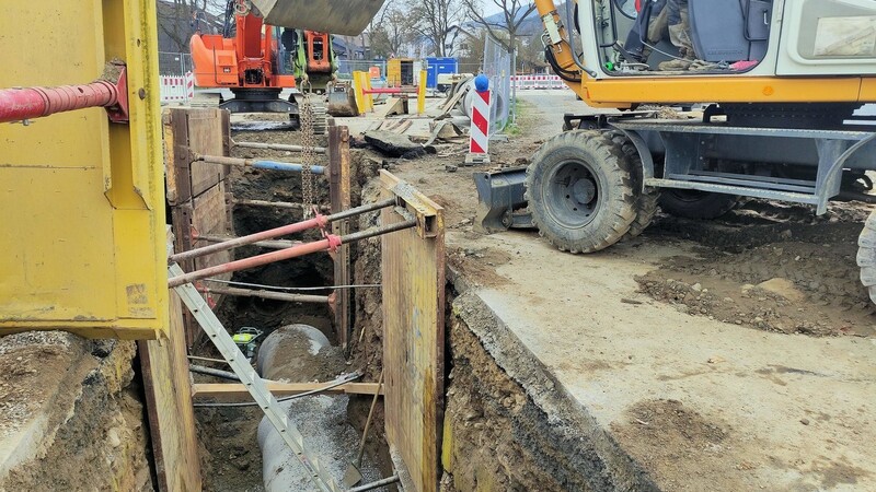 Der erste Bauabschnitt für die Kanalarbeiten liegt im Zeitplan. Die Einleitungsrohre in den Regen wurden bereits verlegt. In den nächsten Tagen wird der Schacht für die leistungsstarken Pumpen in Angriff genommen.