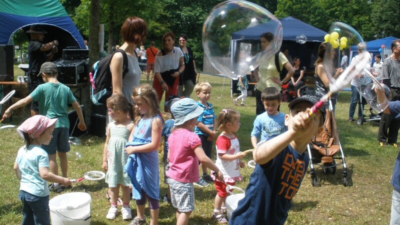 Das Menschenskinder-Team ist am Samstag beim Familienfest mit einem Infostand für die Großen und tollen Spielanregungen für Kinder vertreten.