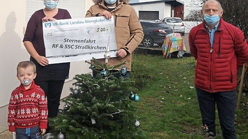 Scheckübergabe an Heiligabend in Obertraubling mit Sternenfahrer-Vorsitzendem Schiller rechts).