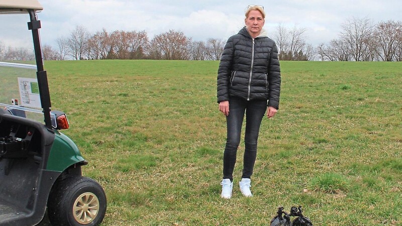 Acht Beutel, gefüllt mit Hundekot, hat Bianca Decker allein im Rough auf Bahn fünf eingesammelt.