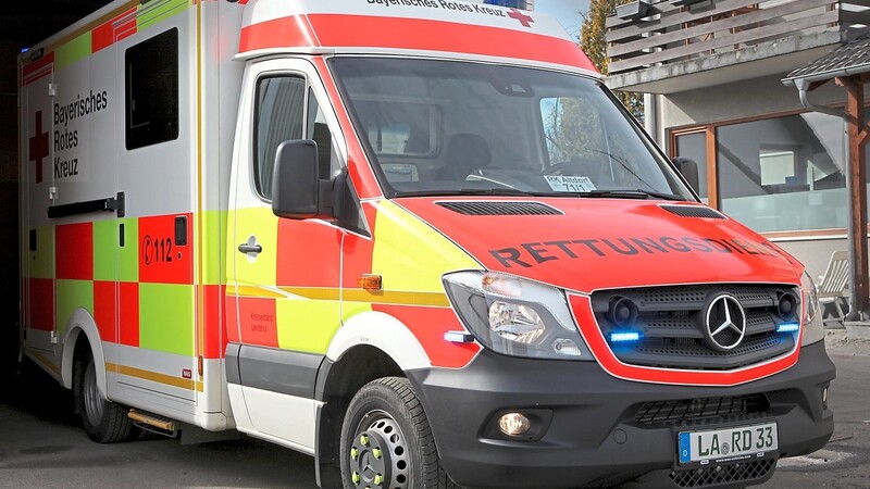 Nicht nur das Krankenhauspersonal, auch der Rettungsdienst ist an seiner Belastungsgrenze. Mit Verlegungen in andere Regionen Bayerns sollen die Intensivstationen entlastet werden. (Symbolfoto)