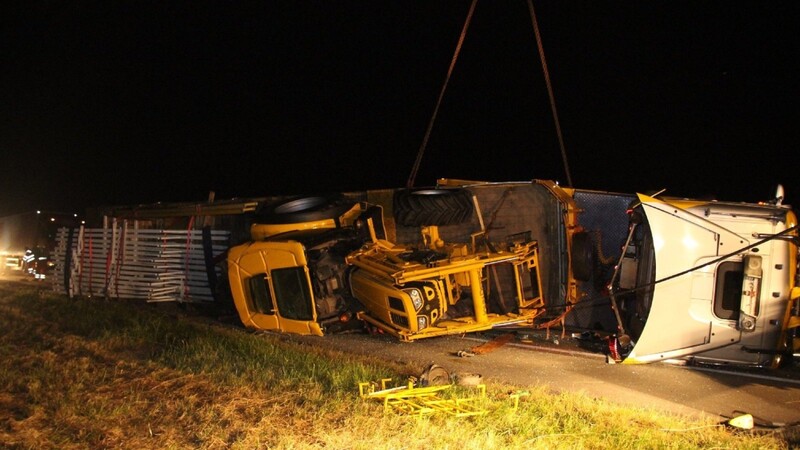 Auf der A3 zwischen Kirchroth und Wiesent ist in der Nacht auf Freitag ein Schwertransporter umgekippt.