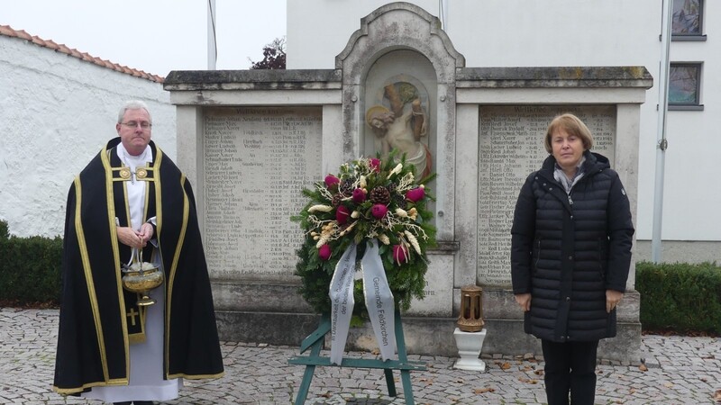 Pfarrvikar Hans-Jürgen Treittinger und Bürgermeisterin Barbara Unger bei der Kranzniederlegung und dem Totengedenken.