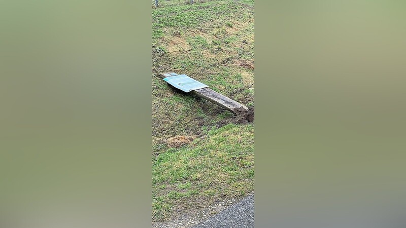 Eine der jüngsten Sachbeschädigungen in der Marktgemeinde Langquaid: Unbekannte haben die Tafeln am Themenweg und das Hundeklo umgestürzt.