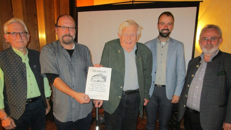 Chronist Ernst Gruß (Mitte) präsentierte im Beisein von Anton Paukner, Bernhard Zirngibl, Bürgermeister Sebastian Stanglmaier und Hans Seidl bei der Jubiläumsfeier spontan das einstige Einladungsplakat für die Gründungsversammlung.