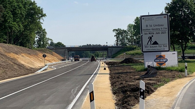 Alles neu: Unter anderem wurde die B 16-Anschlussstelle bei Abensberg-Gaden mit zwei Einfädelstreifen versehen, die künftig ein gefahrloseres Auffahren auf die Bundesstraße ermöglichen.