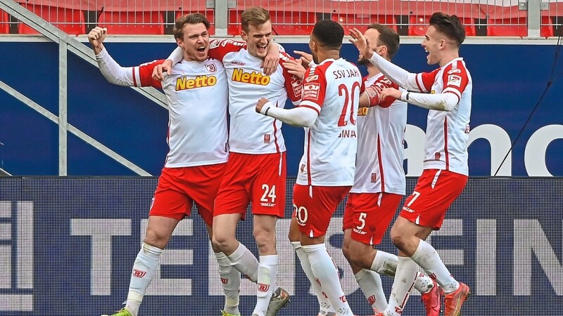 Freuen durften sich die Jahn-Spieler im Januar über die 1:0-Führung durch Scott Kennedy (2.v.l.) im Heimspiel gegen Kiel, ehe es doch wieder eine 1:2-Niederlage setzte. Diesmal wollen die Regensburger allen widrigen Umständen zum Trotz den ersten Zweitliga-Erfolg im Jahnstadion über Holstein einfahren.