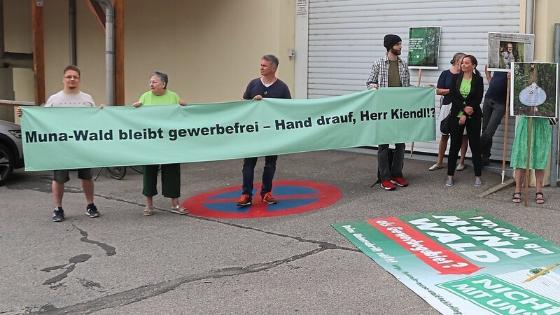 Demonstranten halten ein Transparent: Das geforderte Versprechen gab es in der Sitzung des Planungsverbandes nicht. Eine Entscheidung, was mit dem Teilstück der Muna passieren soll, das der Markt Schierling kaufen könnte, sei noch nicht gefallen, hieß es.