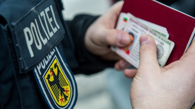 Neun Jahre lang war ein 34-jähriger Mann mit einem gefälschten Führerschein unterwegs - bis ihm Schleierfahnder der Polizei Furth im Wald einen Strich durch die Rechnung machten. (Symbolbild)