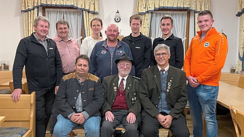 Gruppenbild nach der Neuwahl: (sitzend von links) Bürgermeister Markus Stöber, Josef Bauer, erster Schützenmeister Johann Sedlmeier, (stehend von links) Helmut Schwertl, Christian Drexler, Marlies John, Georg Anneser, Andreas Schwertl, Jakob Wagensonner und Fabian Fischer.