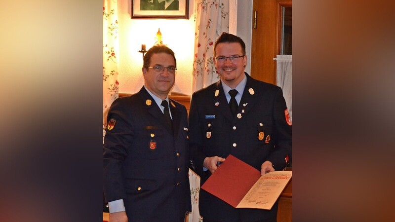 Kreisbrandinspektor Andreas Müller (l.) dankte dem scheidenden Jugendwart Roman Bittrich für sein Engagement.