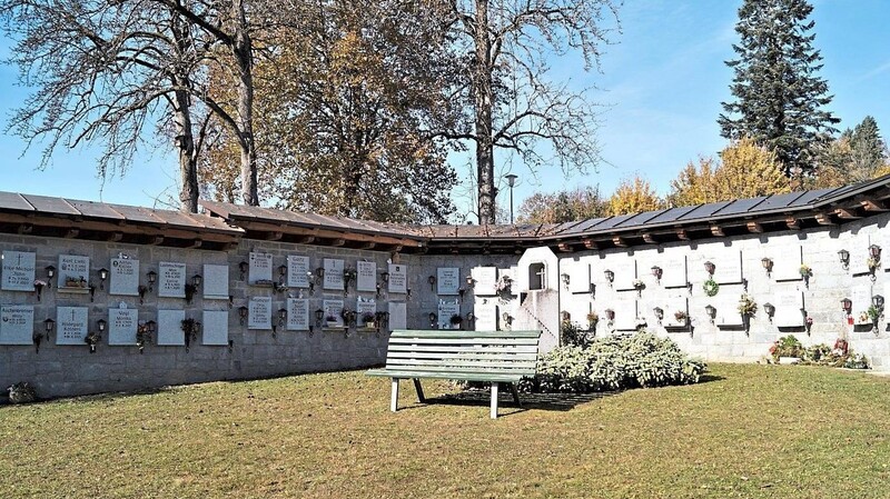 Die Urnenwand im Friedhof ist nahezu voll und wird nun einstweilen verlängert.