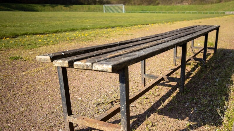 Ein bisschen Rost angesetzt hat diese verlassene Ersatzbank neben dem Platz irgendeines Amateur-Fußballvereins. Doch nicht nur in Bayern bewegt sich der Sport schrittweise zurück zur Normalität.