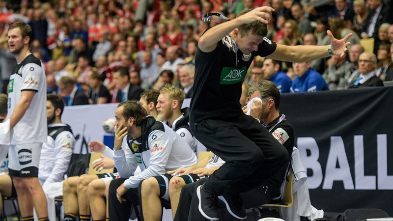 Voll dabei: DHB-Trainer Christian Prokop an der Seitenlinie.