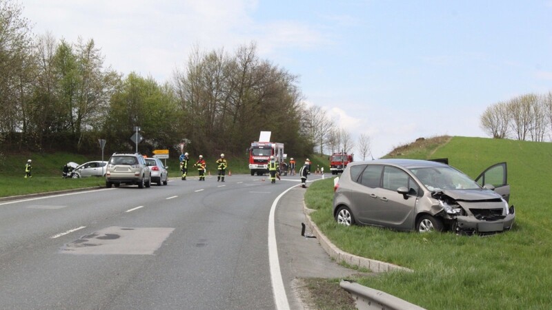 Totalschaden entstand an den beiden Fahrzeugen, die Frauen kamen leicht verletzt ins Krankenhaus.