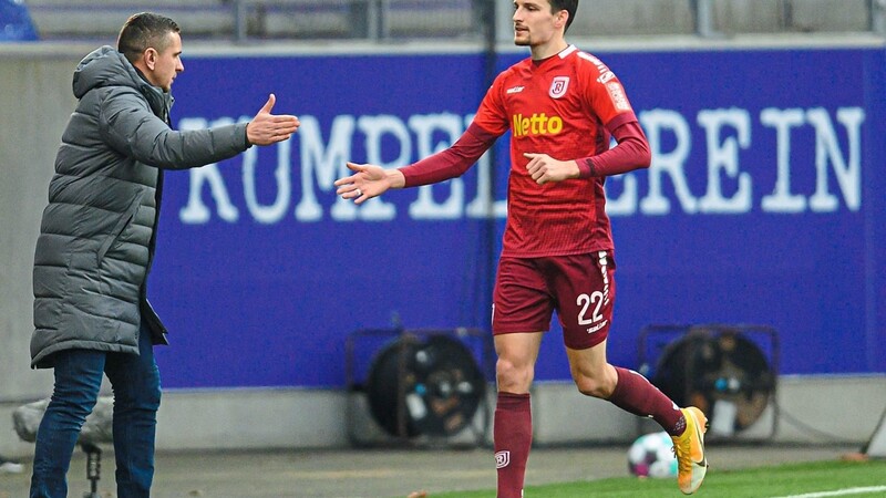 Gut gemacht: Jahn-Trainer Mersad Selimbegovic (l.) zählt auch im Heimspiel gegen Holstein Kiel auf den Elan und die Treffsicherheit von Sebastian Stolze un d Co.