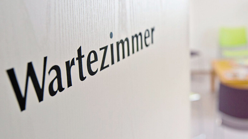 Notwendige Arzttermine sollten trotz Coronakrise nicht auf die lange Bank geschoben werden, insbesondere nicht von Patienten mit Vorerkrankungen, so der Rat von Prof. Dr. Sebastian Maier, Chefarzt der Kardiologie am Klinikum St. Elisabeth, und der niedergelassenen Kardiologin Dr. Regine Langer-Huber.