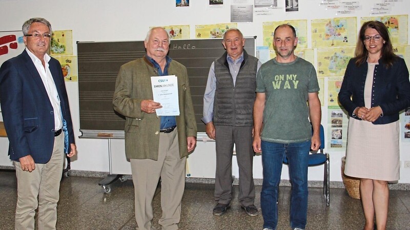 Ludwig Prögler (links), sein Stellvertreter Josef Königsberger (zweiter von rechts), Altbürgermeister Johann Müller (Dritter von links) und Bundestagskandidatin Martina Engelhardt-Kopf gratulierten Josef Höcherl (Zweiter von links). Er ist nun Ehrenmitglied des CSU-Ortsverbands.