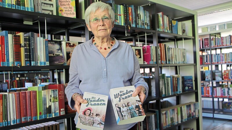 Siglinde Becker hält zwei Teile der "Wunderfrauen"-Trilogie in den Händen, die sich in der Stadtbücherei großer Beliebtheit erfreuen.