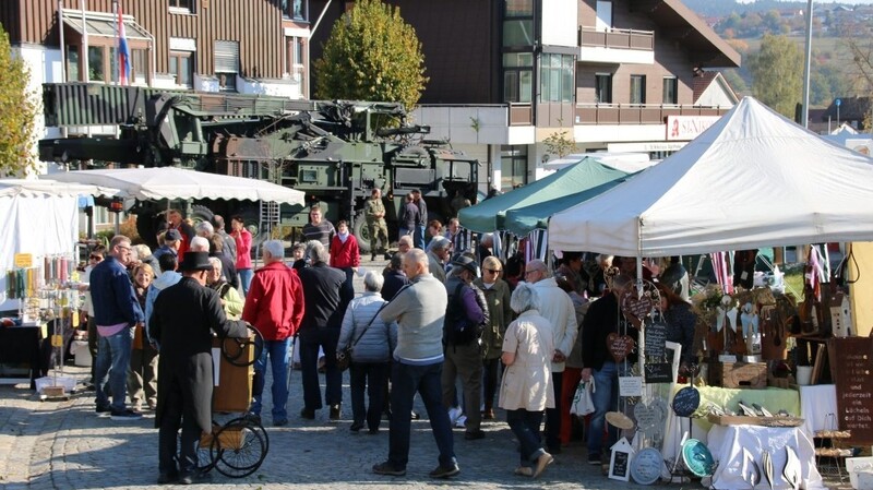 Blick auf Fieranten, Leierkastenmann und Stand der Bundeswehr: Der Hunderdorfer Kirchweihmarkt erwies sich bei schönem Herbstwetter wieder als Besuchermagnet.