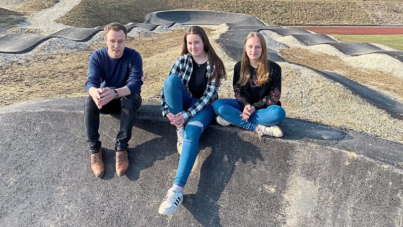 Die Pumptrackanlage ist ein vorbildliches Beispiel, wie Wünsche von Jugendlichen ein Projekt in Gang bringen können. Stefanie Treitinger und Ronja Winde wünschen sich, dass die Jugend sich mehr einbringen kann. Bürgermeister Florian Hölzl und der Gemeinderat sind gesprächsbereit.