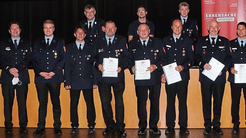 Kreisbrandrat Josef Kramhöller, Bürgermeister Matthias Kohlmayer, Vorstandsvorsitzender Christian Wieser und Kommandant Robert Brandhofer freuen sich mit den Geehrten über die Feuerwehrehrenabzeichen in silber und gold.