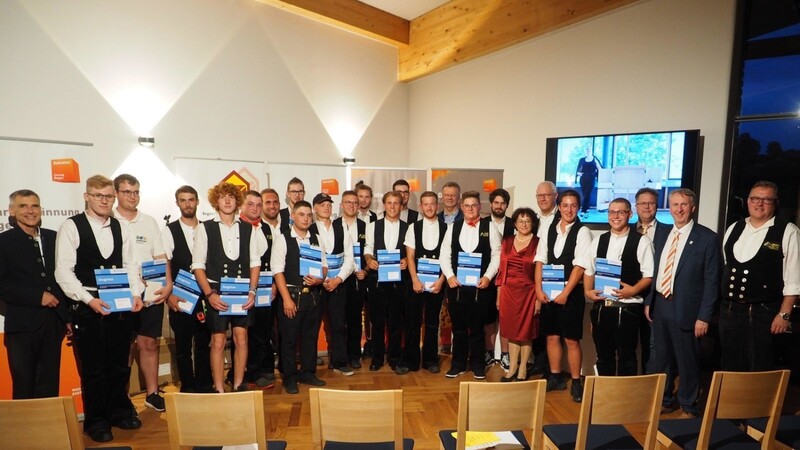 20 Zimmerer erhielten bei der Freisprechung am Freitagabend den Gesellenbrief. Oskar Weinfurtner (l.), Obermeister Anton Schiller (r.), daneben Vizelandrat Helmut Plenk und Bürgermeister Joli Haller, Vizepräsident Richard Hettmann und Geschäftsführerin Agnes Birnböck sowie OStD Oswald Peter gratulierten.