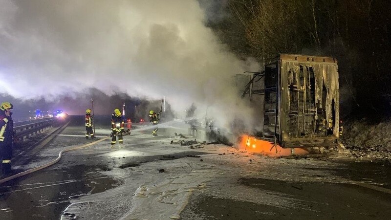 Der Brand war bereits gelöscht, als die geladenen Elektroteile erneut Feuer fingen.