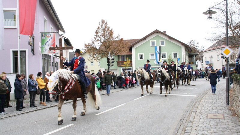 Viele Gäste säumten die Straßen des Dorfes.