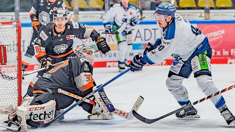 Verdammt enge Kiste: Über weite Strecken lieferten sich die Straubinger um Center Luke Adam (re.) und die Frankfurter mit Goalie Jake Hildebrand (li.) ein Duell auf Augenhöhe. Am Ende fuhren die Tigers ihre Krallen etwas weiter aus als die Löwen.