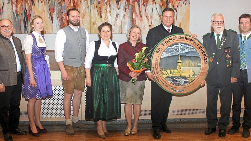 Strahlende Gesichter nach Bekanntgabe des neuen Schirmherrn: Dritter Bürgermeister Franz Former, das Ritterpaar Stefanie Decker und Simon Fischer, Gauschützenmeisterin Evi Benner-Bittihn, Marion und Markus Müller, Scheibenmaler Willi Eckl und Schirmherrn-Vorgänger Daniel Paul (von links).