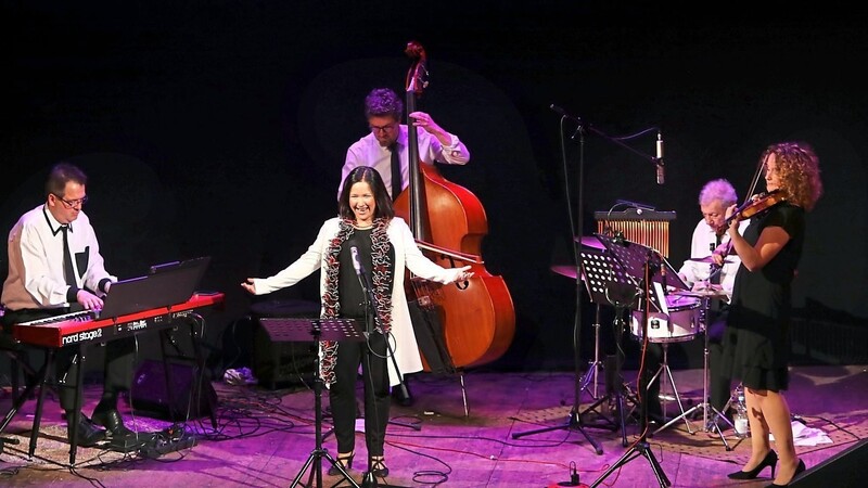 Das Schlossensemble mit Sängerin Svenja Kruse. Begleitet wurde sie von Herbert Hutterer (v.l.), Johannes Stern, Gerhard Putz und Heike Fischer, die mit ihrer Violine gefühlvolle Musikakzente setzte.  Foto: