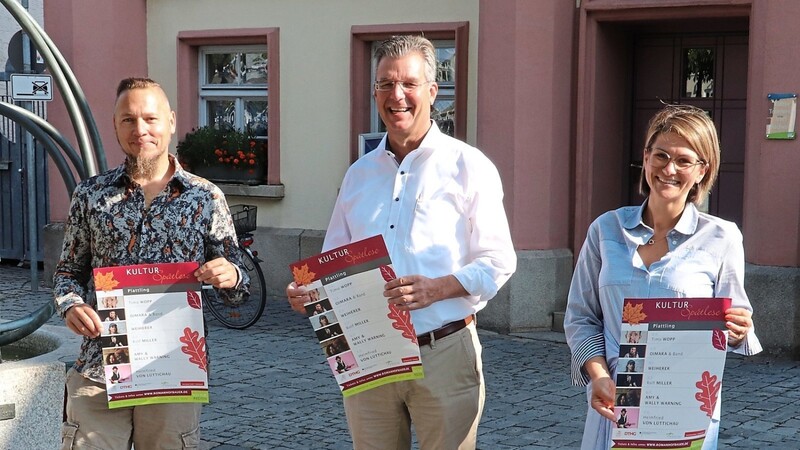 Präsentierten die Veranstaltungen der diesjährigen Kultur-Spätlese (v.l.): Veranstalter Roman Hofbauer, Bürgermeister Hans Schmalhofer und Kulturamtsleiterin Kathrin Tost.  Foto: Doris Lösch