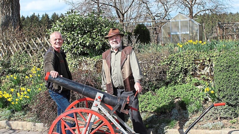 Die Kanone der KuSK mit den Schießmeistern Robert (links) und Luggi Daiminger.