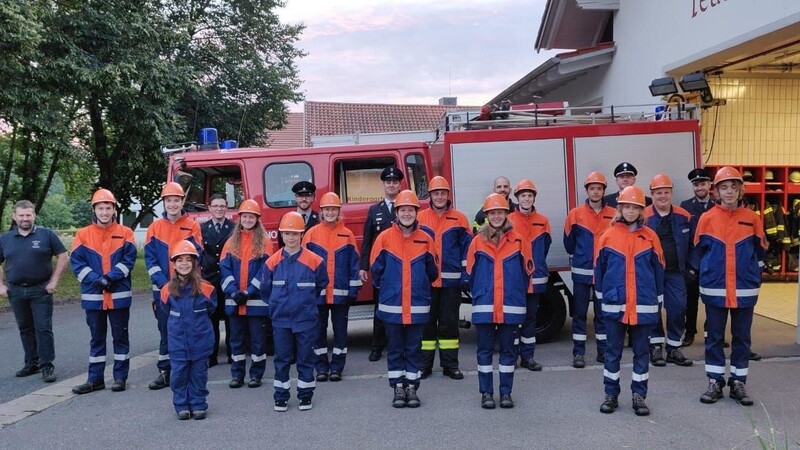 Die jungen Feuerwehrleute mit Schiedsrichtern, Jugendwarten und Führungskräften.