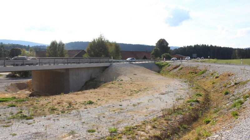 Mehr Verkehrssicherheit bei der Kreuzung nach Ayrhof: Nach dem Brückenbau folgt nun der Straßenausbau mit einer dritten Spur.